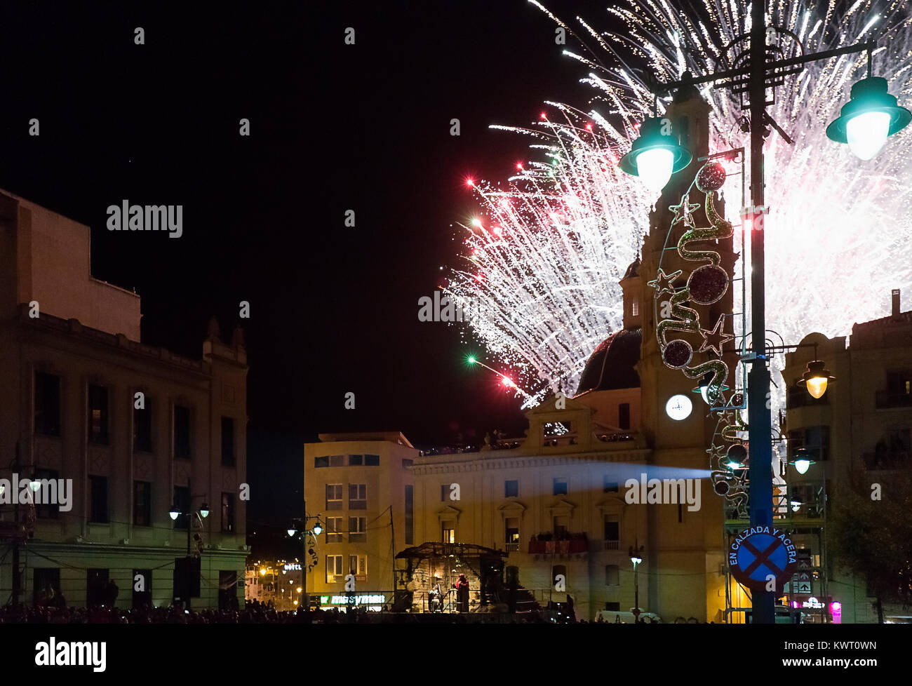 Alcoy, Espagne. 5 janvier 2018 : feu d'artifice dans la Plaza de España pour l'arrivée des Rois Mages au portail de Belen. L'arrivée des mages à la ville d'Alcoy, est la date prévue pour la plupart des enfants tout au long de l'année. Un festival d'Intérêt Touristique National qui rassemble des centaines de visiteurs chaque année qui veulent vivre le message et l'émotion de cette Cavalcade, vieux de plusieurs siècles. Banque D'Images