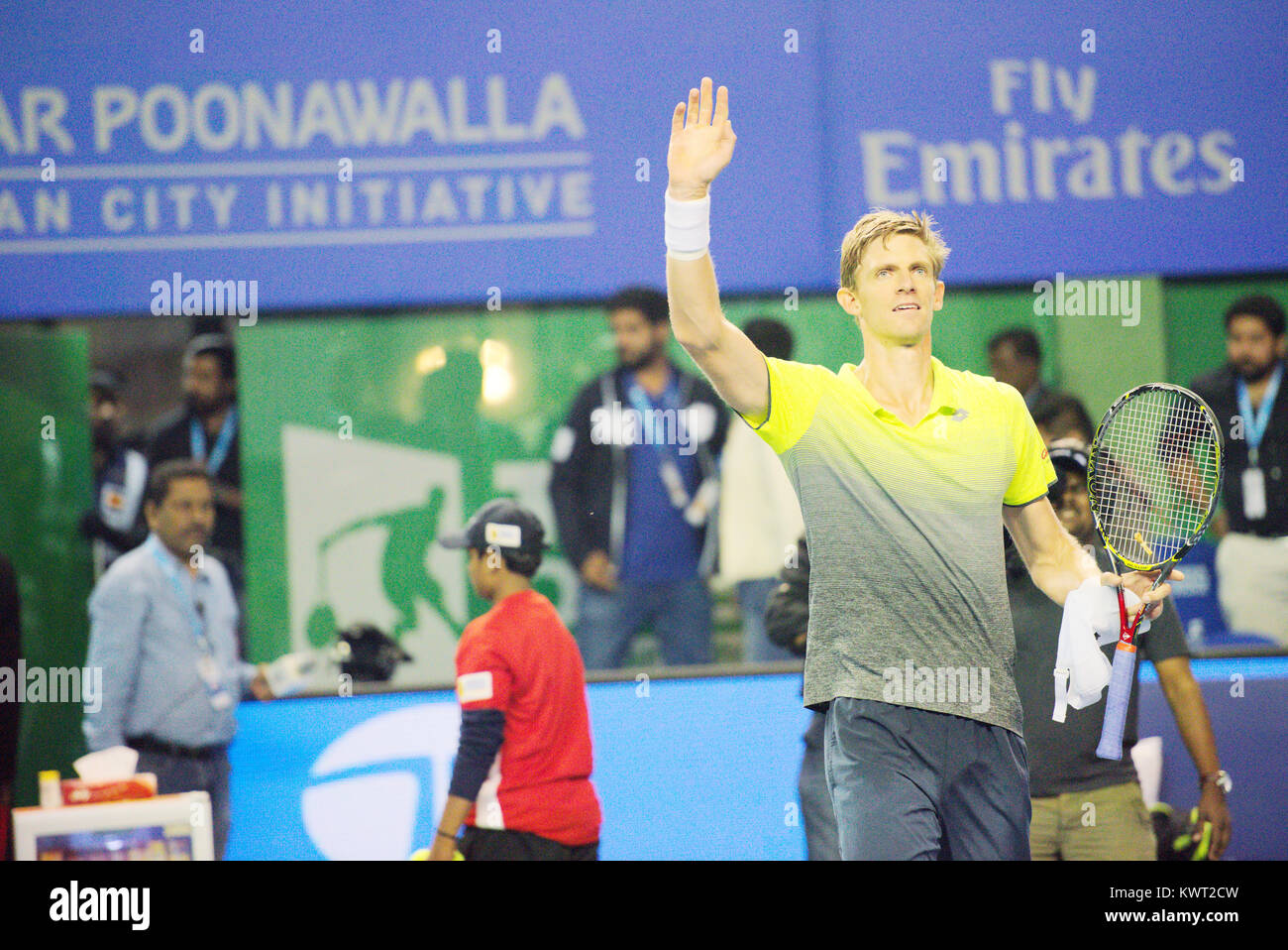 Pune, Inde. 5 janvier 2018. Kevin Anderson, de l'Afrique du Sud salue la foule après avoir remporté sa demi-finale au tournoi à Maharashtra ouverte Tata Mahalunge Balewadi Tennis Stadium à Pune, en Inde. Credit : Karunesh Johri/Alamy Live News. Banque D'Images