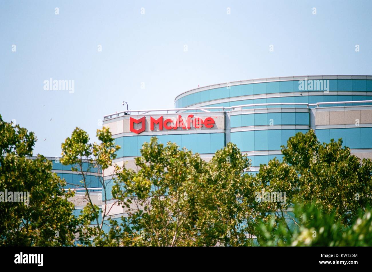 Affichage dynamique avec logo en Silicon Valley siège de la suppression de virus et de la cybersécurité société McAfee, Santa Clara, Californie, 17 août 2017. Banque D'Images
