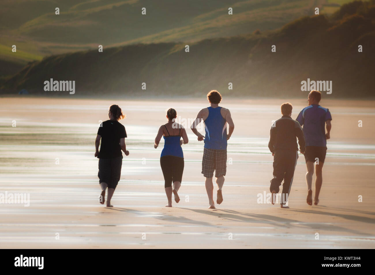 Les jeunes en cours d'exécution sur la plage Banque D'Images