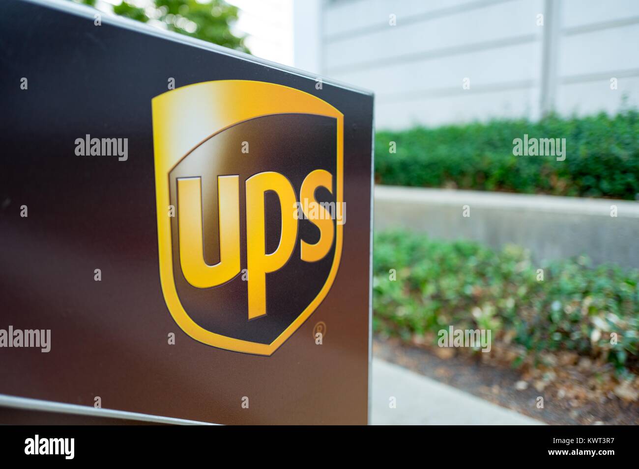 Close-up du logo de United Parcel Service (UPS) sur un ensemble boîte de dépôt dans un office Park, à Concord, Californie, le 8 septembre 2017. Banque D'Images