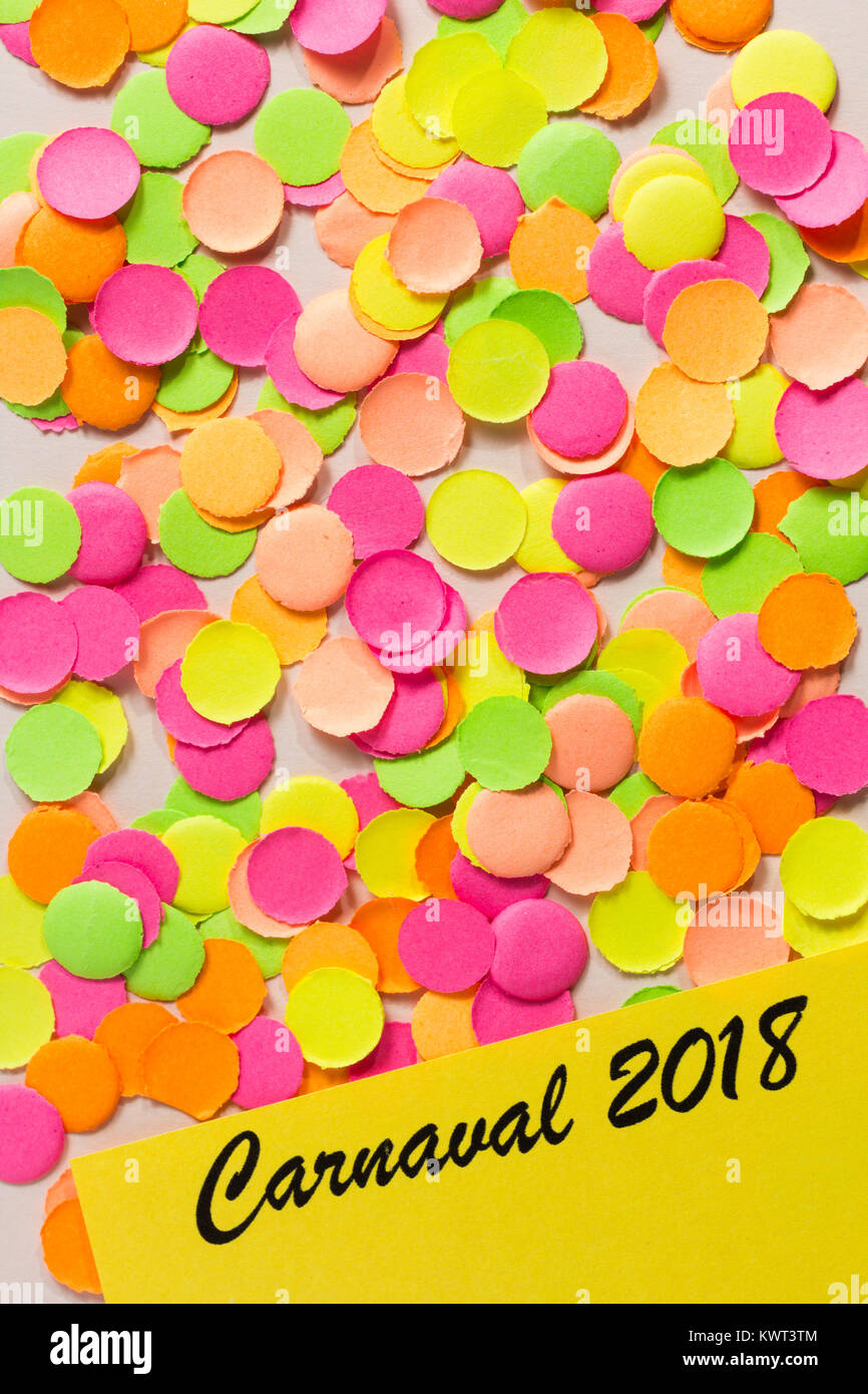 Carnaval Bresilien Party Background Concept L Espace Pour Le Texte Les Mots Ecrits En Portugais Carnaval 18 Confettis Colores Repartis Sur Table Accueil Chaleureux Photo Stock Alamy