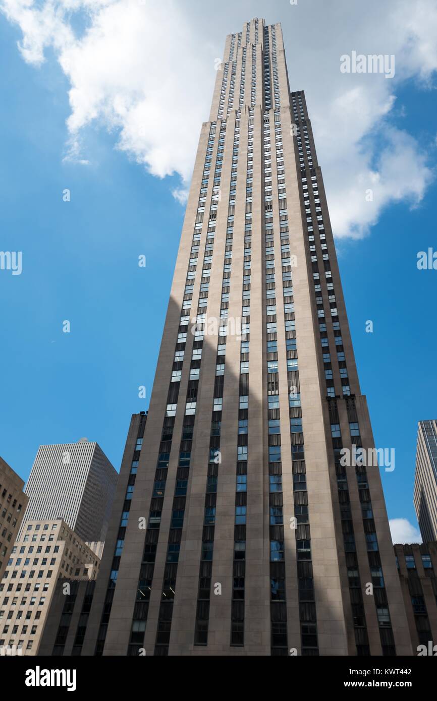 Le GE building à 30 Rockefeller Plaza sur une journée ensoleillée à Manhattan, New York City, New York, le 15 septembre 2017. () Banque D'Images