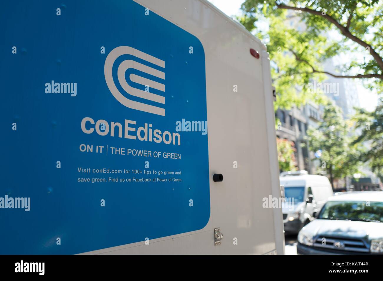 Logo de l'utilitaire électrique conEdison sur le côté d'un camion sur l'Upper East Side de Manhattan, New York City, New York, le 15 septembre 2017. () Banque D'Images