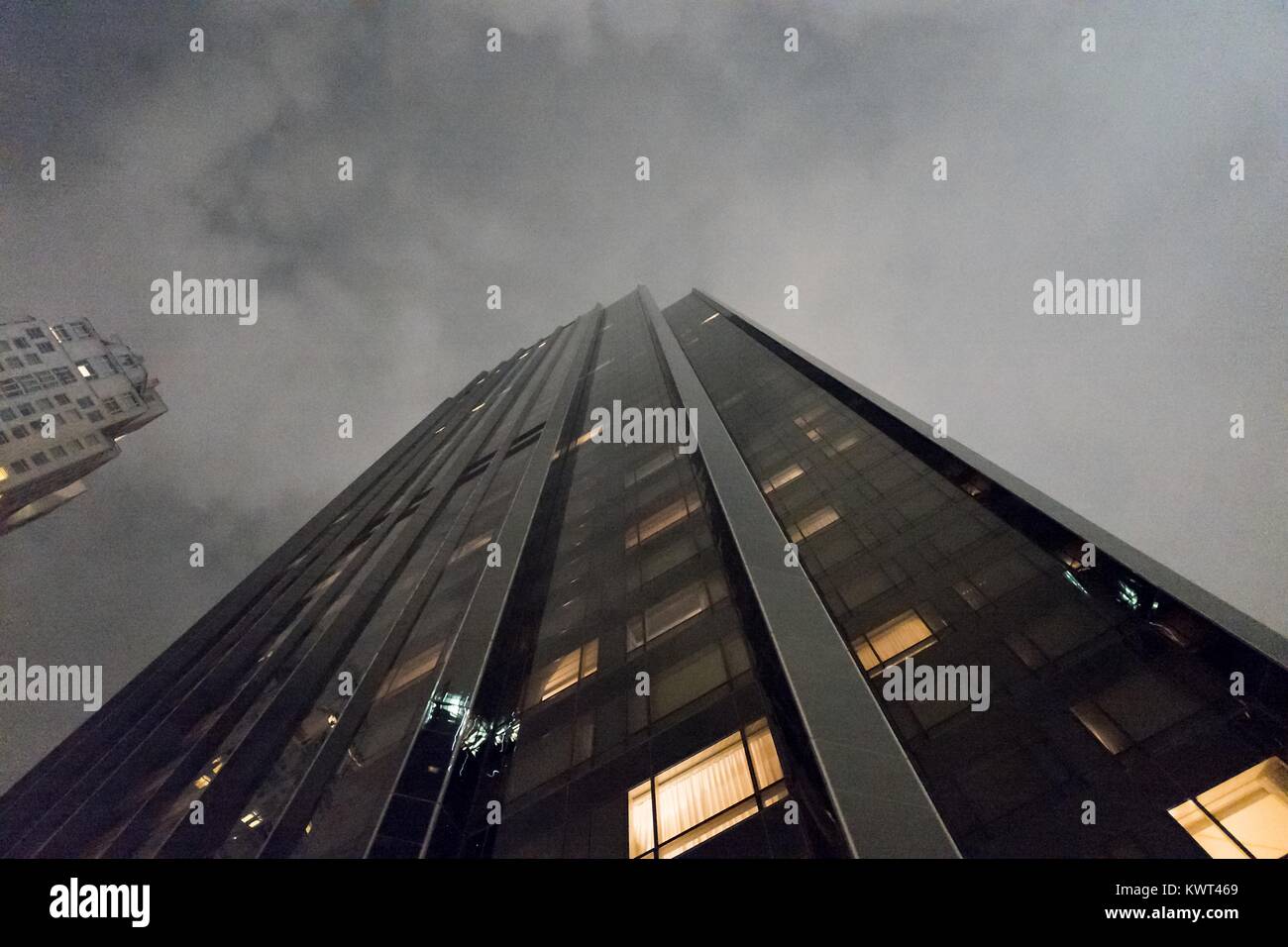 Vue sur le côté de l'hôtel Trump International sur Columbus Circle, à Manhattan, New York City, New York la nuit, le 14 septembre 2017. () Banque D'Images