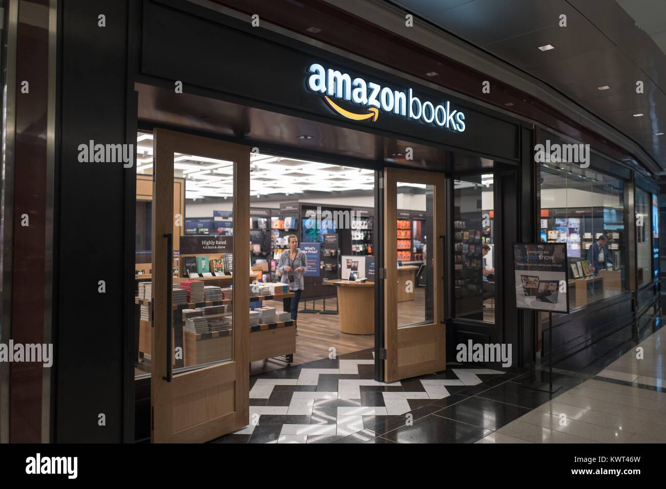 Façade d'Amazon Books store, un magasin de détail physique exploité par l'entreprise Internet Amazon, au Time Warner Center à Manhattan, New York City, New York, le 14 septembre 2017. () Banque D'Images