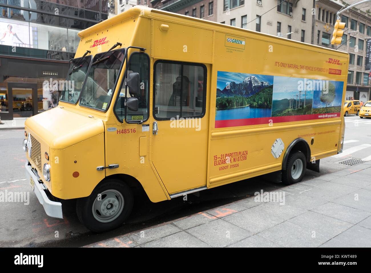 Camion de livraison jaune pour le service de livraison de colis DHL stationné à Manhattan, New York City, New York, le 14 septembre 2017. Banque D'Images