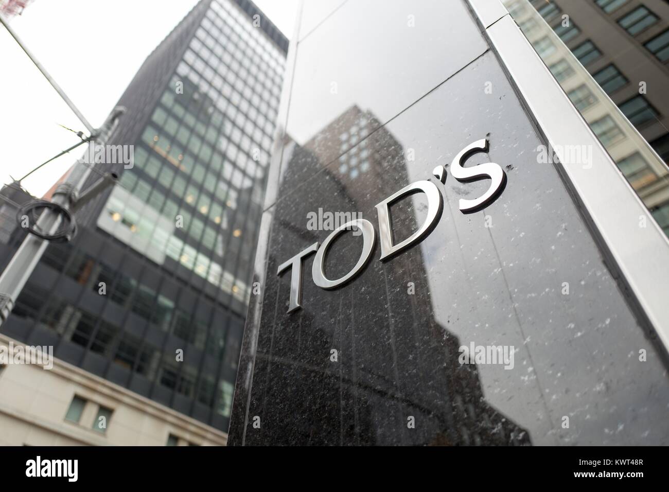 Close-up de signer avec logo pour Tod's magasin de chaussures boutique haut de gamme, avec des capacités en arrière-plan, sur Madison Avenue, à Manhattan, New York City, New York, le 14 septembre 2017. Banque D'Images