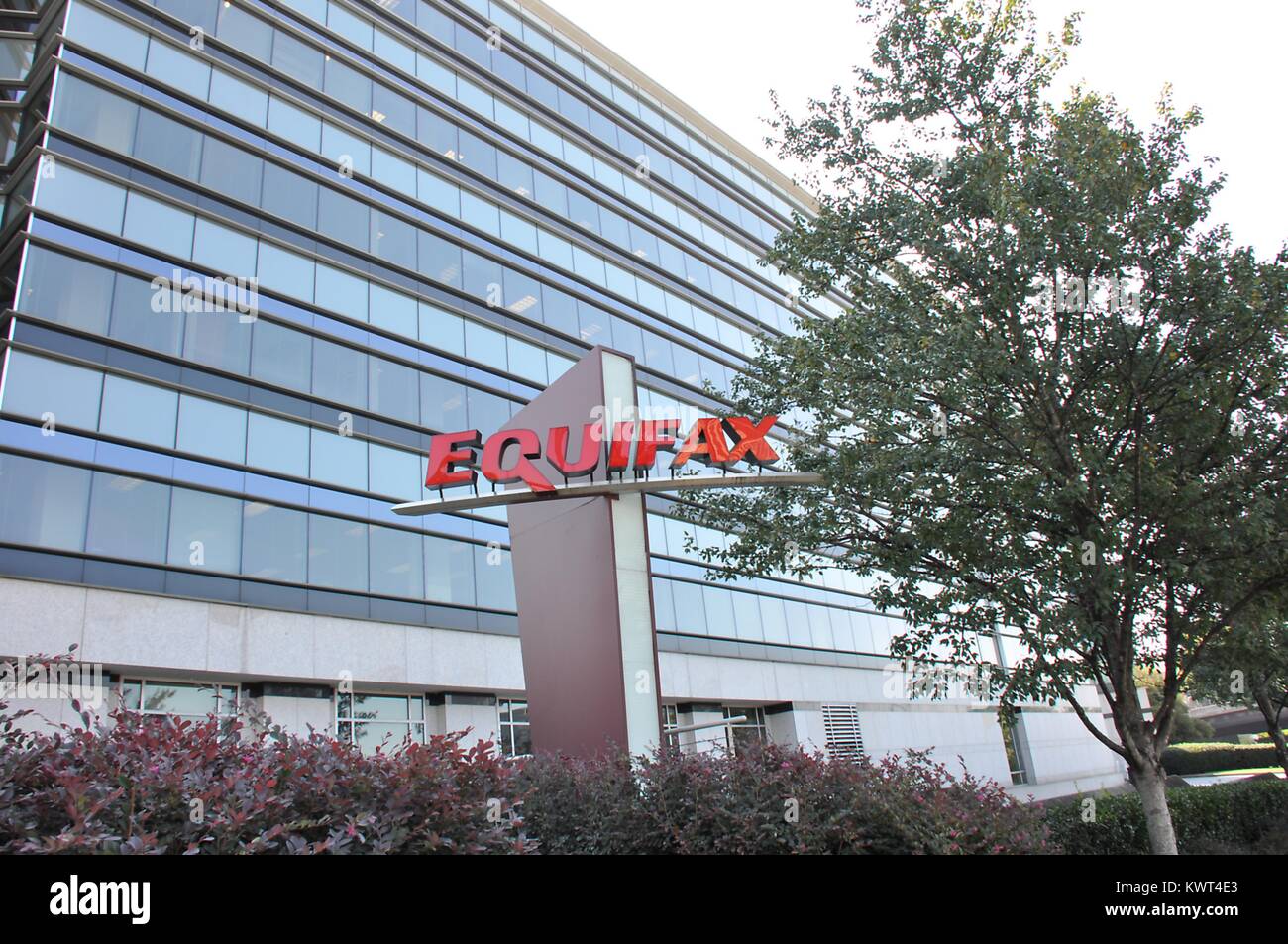 Signer avec le logo et une partie du bâtiment principal sont visibles au siège de bureau de crédit Equifax au centre-ville d'Atlanta, Géorgie, le 20 septembre 2017. En septembre 2017, une violation de données à l'exposé d'Equifax informations personnelles de milliers de clients. Banque D'Images