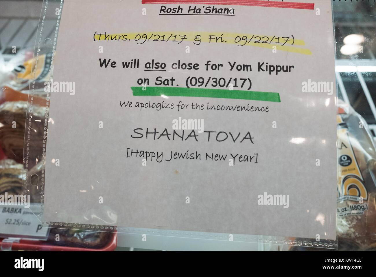 Inscrivez-vous à Izzy's bagels de Brooklyn, une boulangerie juive casher dans la Silicon Valley, à Palo Alto, Californie, annonçant que la boulangerie sera fermée pour le peuple juif de haut de Yom Kippour, avec lecture de texte Shana Tova (Bonne Année), faisant référence à Roch Hachana, le Nouvel An juif, le 20 septembre 2017. () Banque D'Images