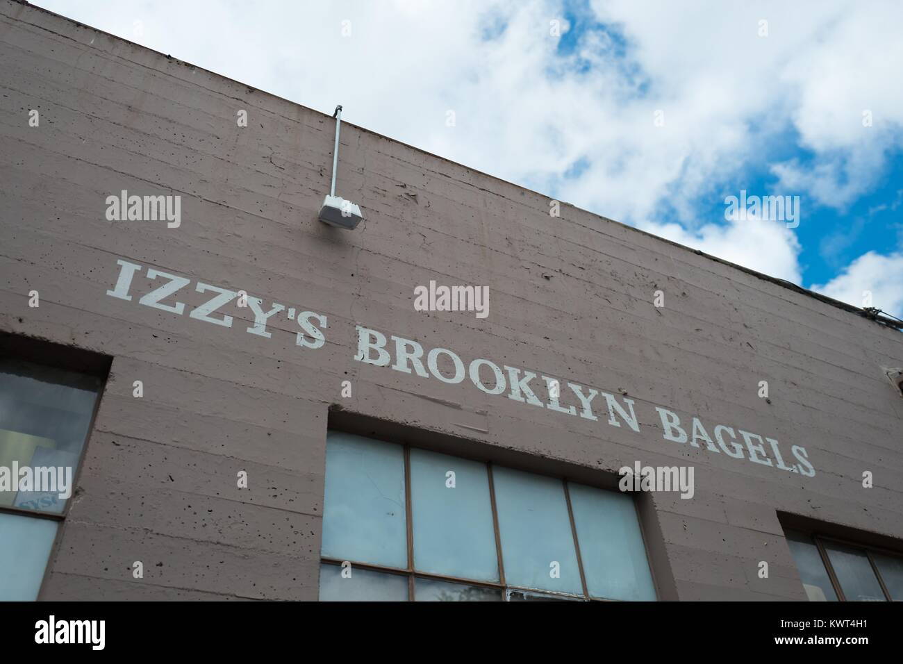 Façade avec logo pour Izzy's bagels de Brooklyn, une boulangerie juive casher dans la Silicon Valley, à Palo Alto, Californie, le 20 septembre 2017. () Banque D'Images