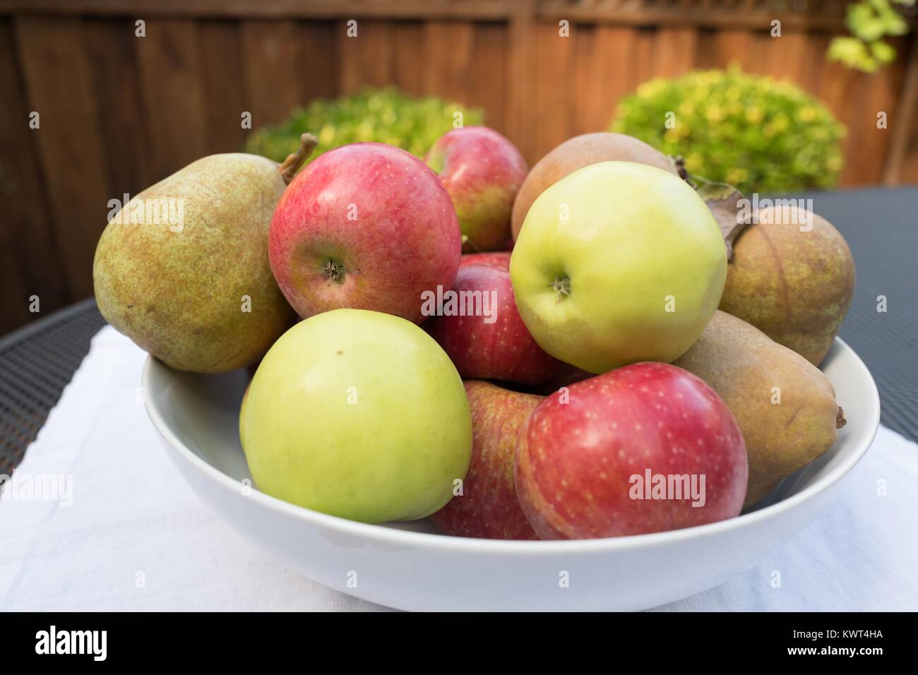Bol de pommes multicolores sur une table pendant la fête juive de Rosh Hashanah (le Nouvel An), le 21 septembre 2017. Dans la religion juive, les pommes sont mangés à Roch Hachana pour symboliser la douceur de l'année à venir. Banque D'Images