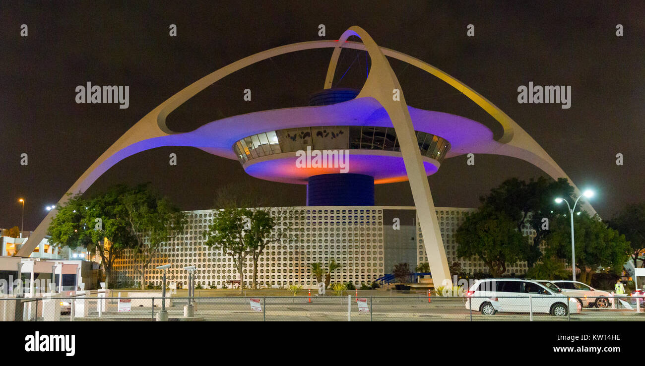 Le 'Theme Building' à l'aéroport de Los Angeles (LAX) à Westchester au 201 World Way. Il a été ouvert en 1961 et est un design connu sous le nom de Googie ou Populuxe. Banque D'Images