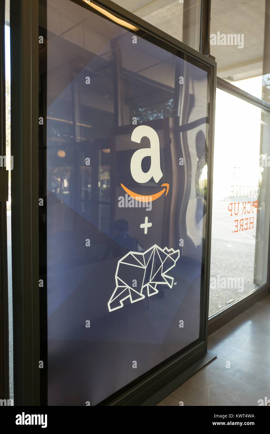 Publicité signe le partenariat entre Amazon.com et UC Berkeley, avec le logo d'Amazon et le cal l'Ours, à l'université de Berkeley en Californie, Berkeley, le 6 octobre 2017. () Banque D'Images