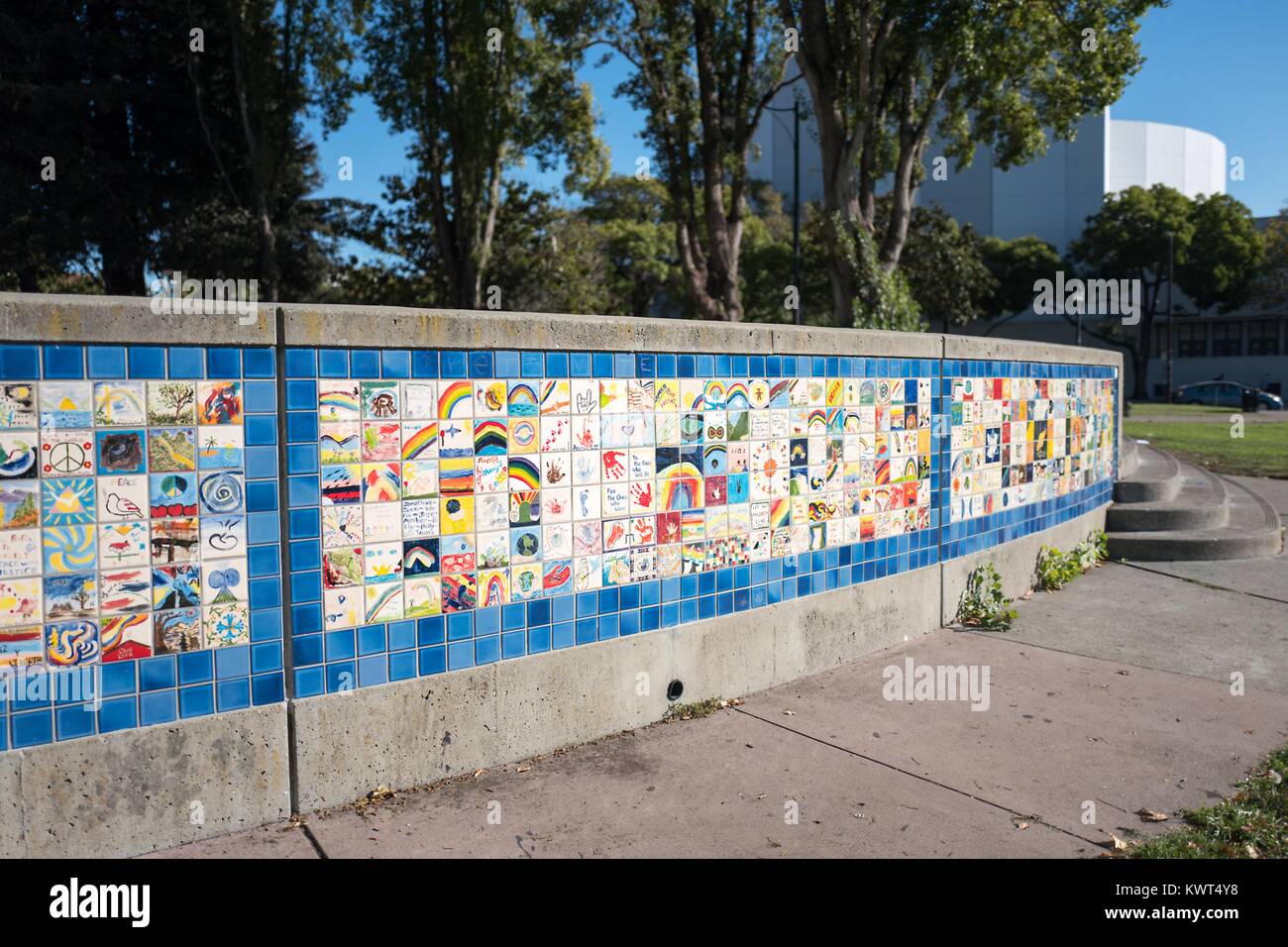 Mur de la paix mondiale Berkeley à Martin Luther King Jr Civic Center Park à Berkeley, Californie, qui a été le lieu de violents affrontements et manifestations 2017 entre les membres de l'alt-droit et contre-manifestants, le 6 octobre 2017. () Banque D'Images