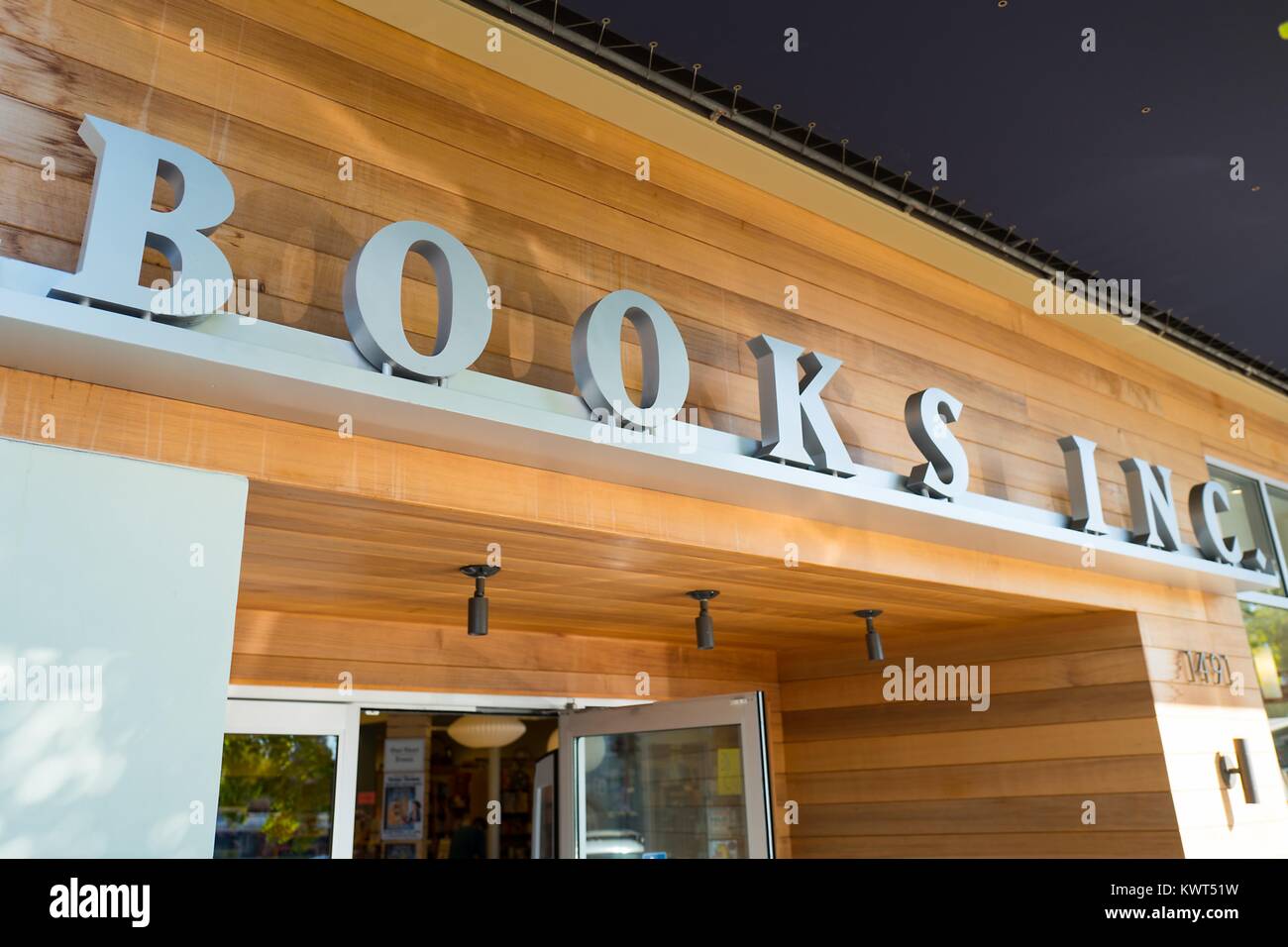 Inscrivez-vous sur façade de Books Inc dans le Ghetto Gourmet (Nord Shattuck) près de Berkeley, Californie, une chaîne de librairies indépendantes locales populaires, le 6 octobre 2017. () Banque D'Images
