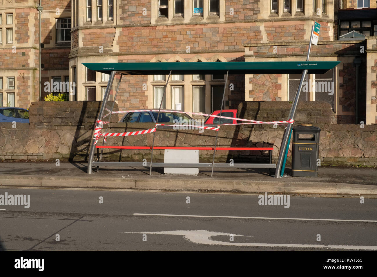 Décembre 2017 - abri bus endommagés dans Glossop Road, Cardiff. Banque D'Images