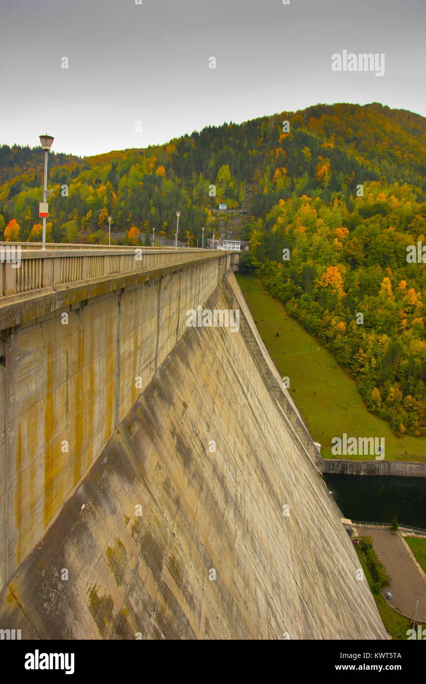 Vue sur la face supérieure de l'Izvorul Muntelui barrage dans le comté de Neamt, Roumanie Banque D'Images