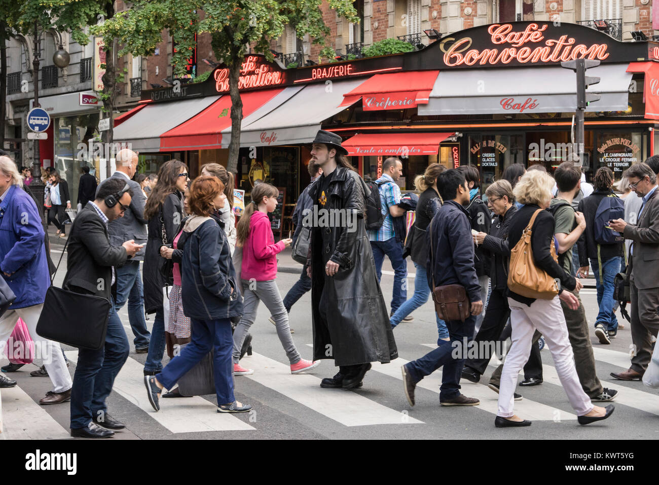 France, Paris, concordance avec les personnes qui traversent la rue en sens inverse. Banque D'Images