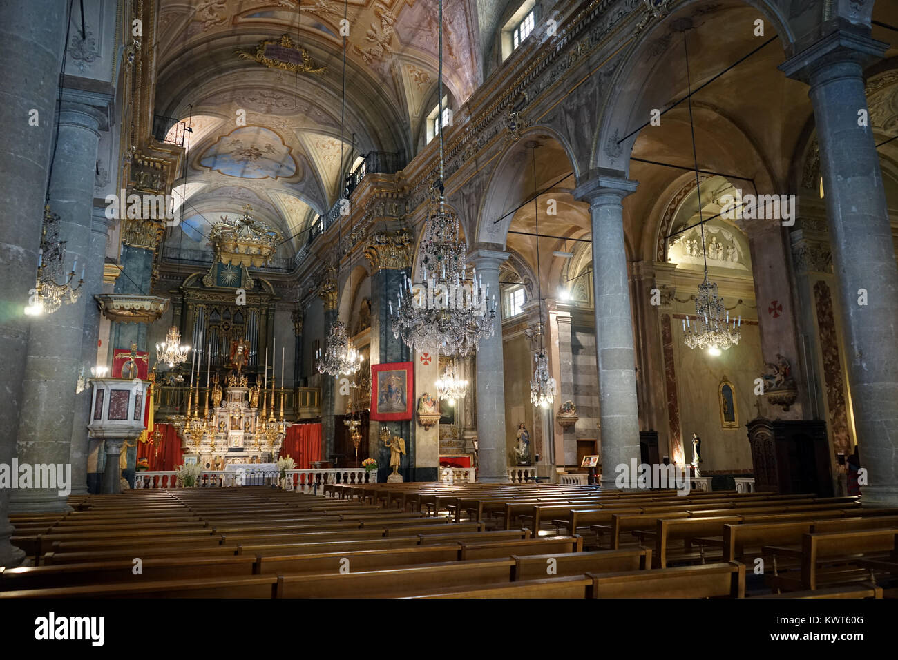 À l'intérieur de l'église Saint-Michel à Menton, France Banque D'Images