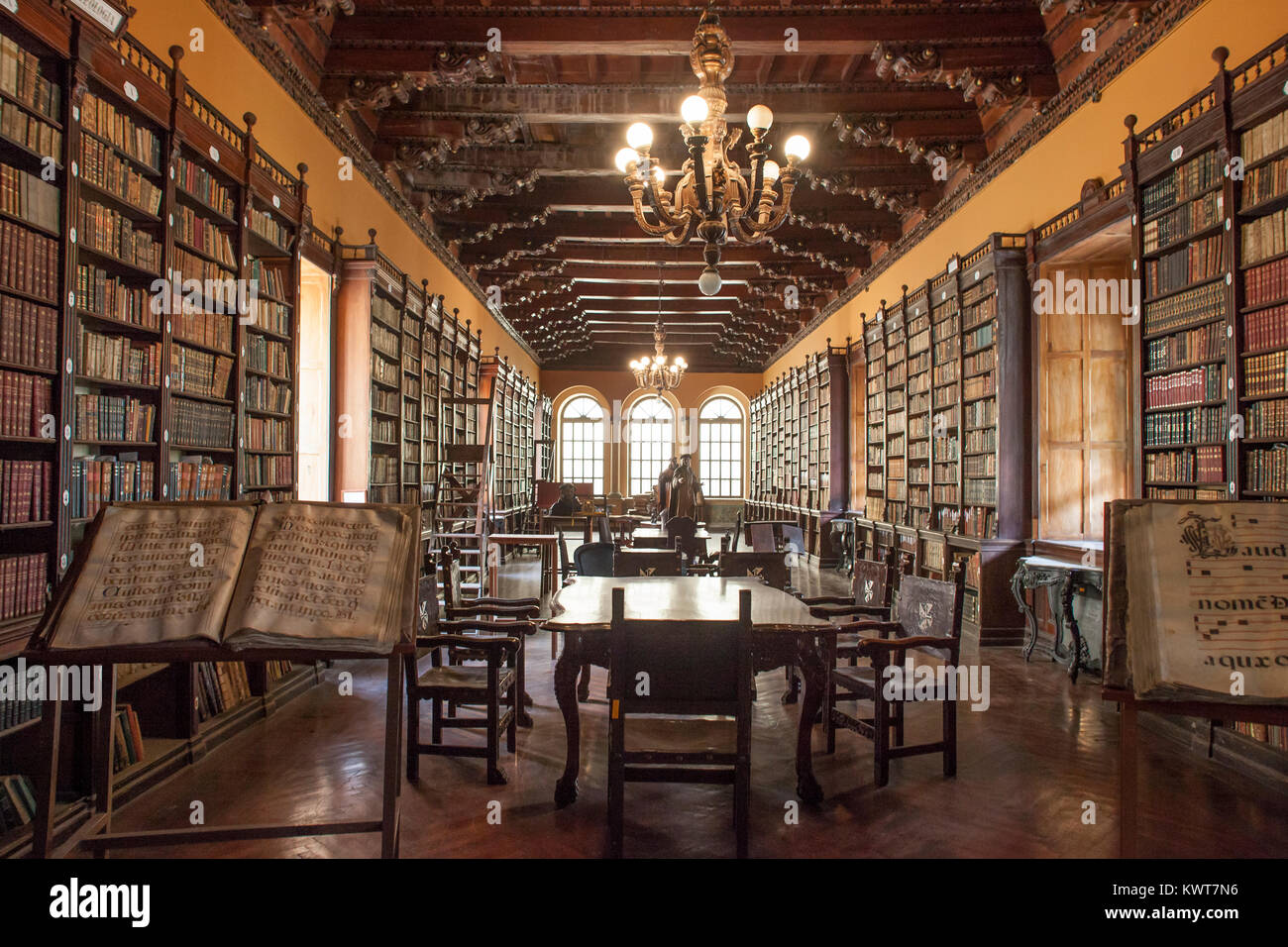 Livres anciens sur l'affichage dans le 16e siècle de la bibliothèque du couvent de Santo Domingo, à Lima au Pérou. Banque D'Images