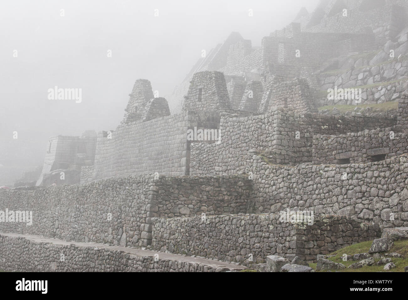 La brume enveloppe la vide pacifique ruines de Machu Picchu, au Pérou. Banque D'Images