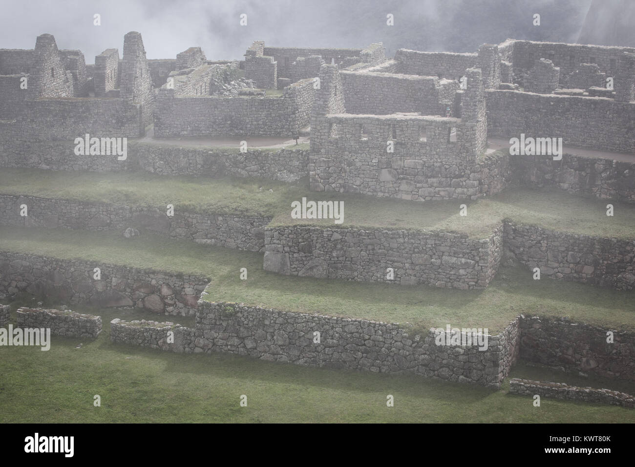 La brume enveloppe la vide pacifique ruines de Machu Picchu, au Pérou. Banque D'Images