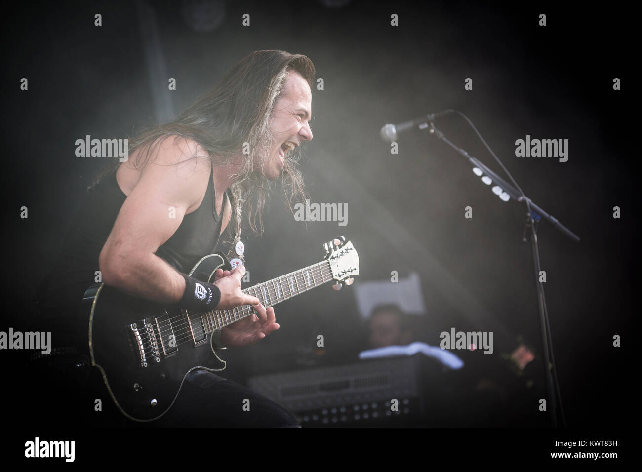 Le groupe de metal symphonique Epica effectue un concert live au festival de heavy metal danois Copenhell 2016 à Copenhague. Ici le guitariste Isaac Delahaye est vu sur scène. Le Danemark, le 24/06 2016. Banque D'Images Le groupe de metal symphonique Epica effectue un concert live au festival de heavy metal danois Copenhell 2016 à Copenhague. Ici le guitariste Isaac Delahaye est vu sur scène. Le Danemark, le 24/06 2016. Banque D'Images