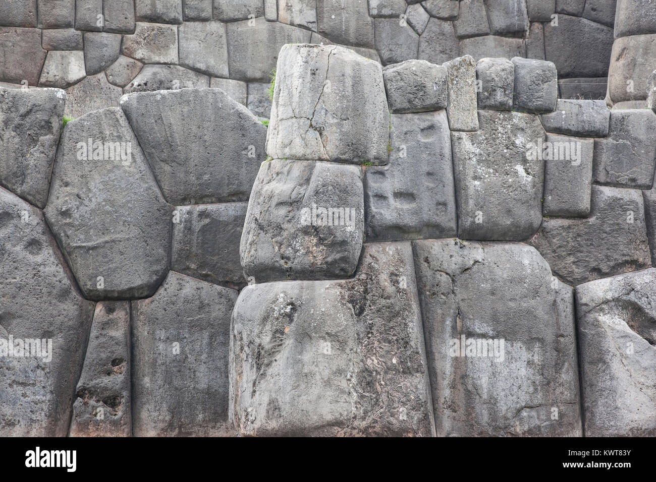 Une pièce du puzzle : pierre l'enclenchement d'une précision remarquable des blocs de pierre des Incas (Sacsayhuaman, Pérou). Banque D'Images