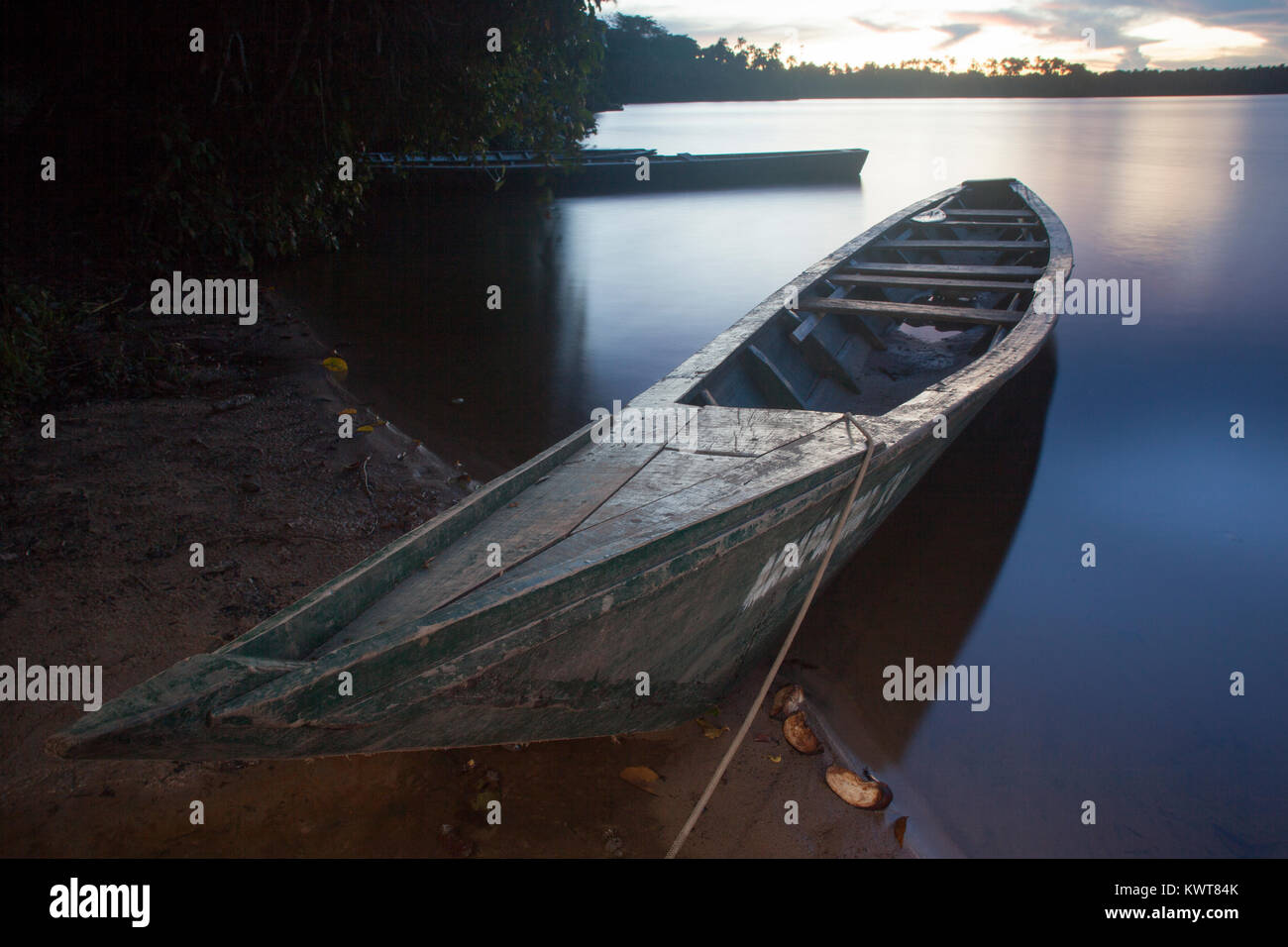 Canoe au coucher du soleil, le lac Sandoval, au Pérou. Banque D'Images