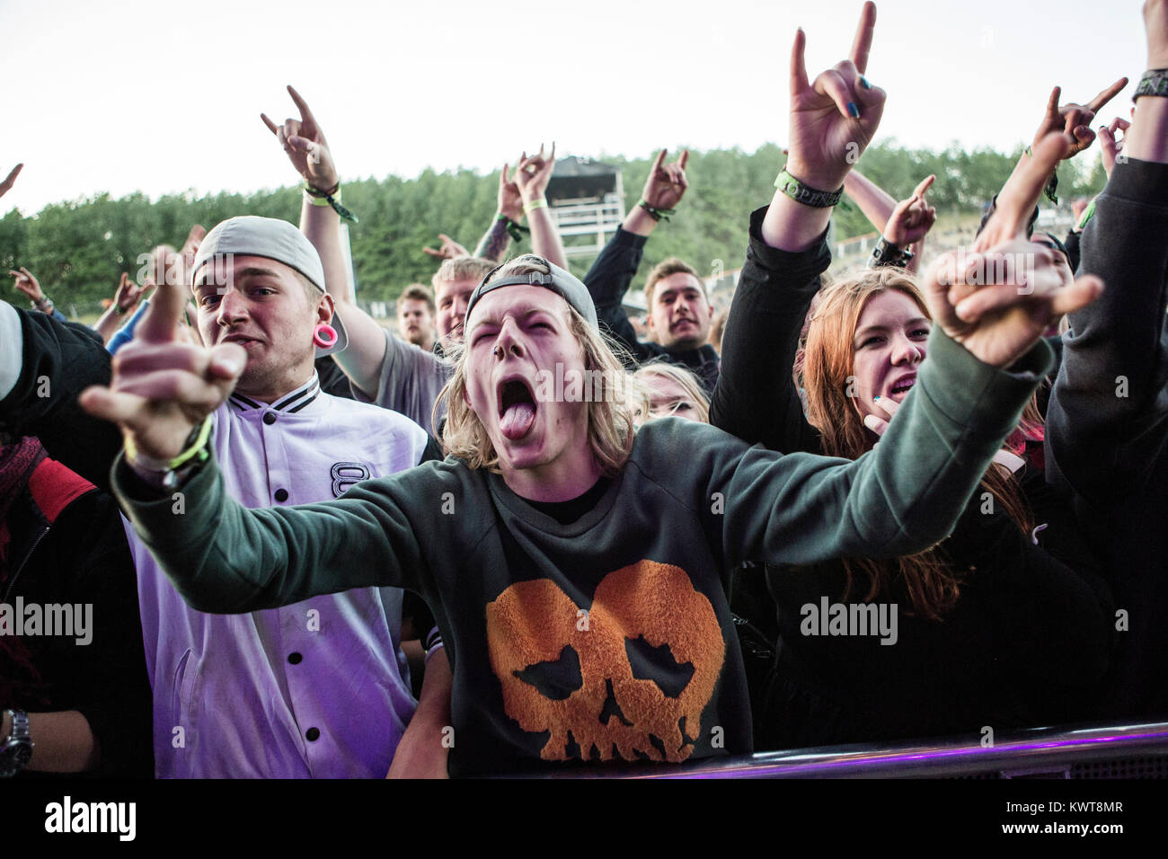 Heavy metal fans enthousiastes deviennent fous à Copenhell heavy metal  festival à Copenhague. Ici ils headbang et montrer le "signe" du diable  lors d'un concert avec le groupe américain deathcare Suicide Silence.
