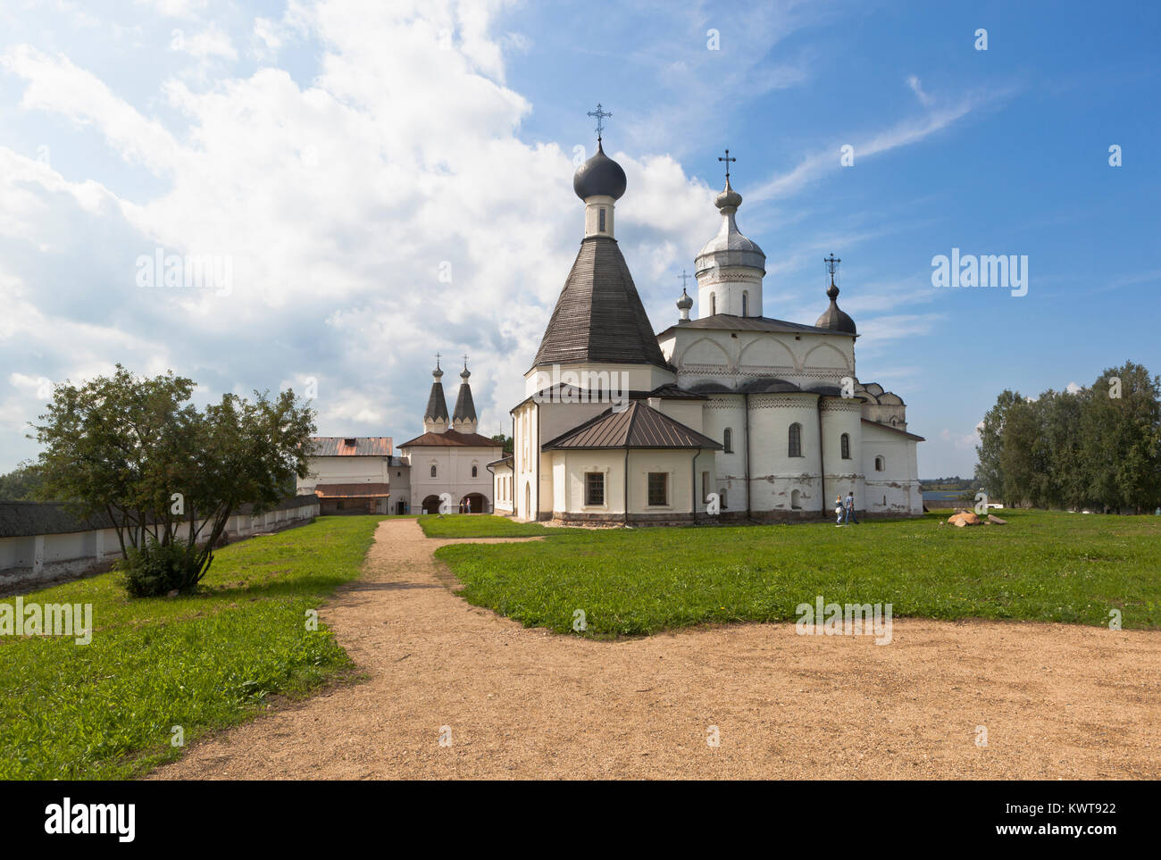 Ferapontovo, Vologda Region, Russie - Août 9, 2015 : la cour intérieure et les églises de la Nativité de la Vierge le monastère de Ferapontov Belozersky Banque D'Images