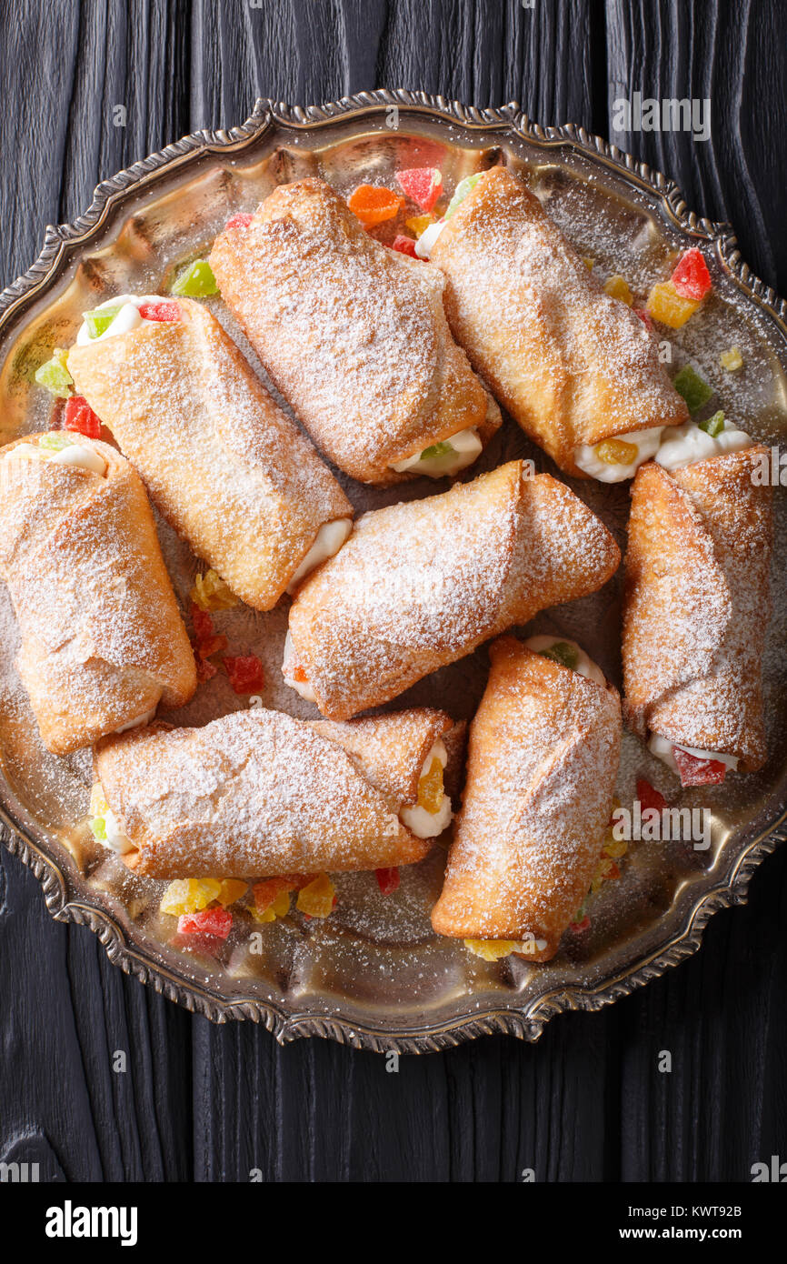 Cannoli italiens dessert avec une délicate crème de fromage sur une assiette. Haut Vertical Vue de dessus Banque D'Images