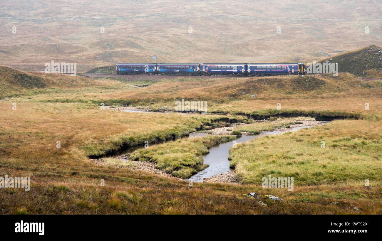 Corrour, Écosse, Royaume-Uni - 26 septembre 2017 : une paire de Scotrail Class 156 'Imprimante' les trains de passer le sommet de la Corrour West Highland Line Banque D'Images
