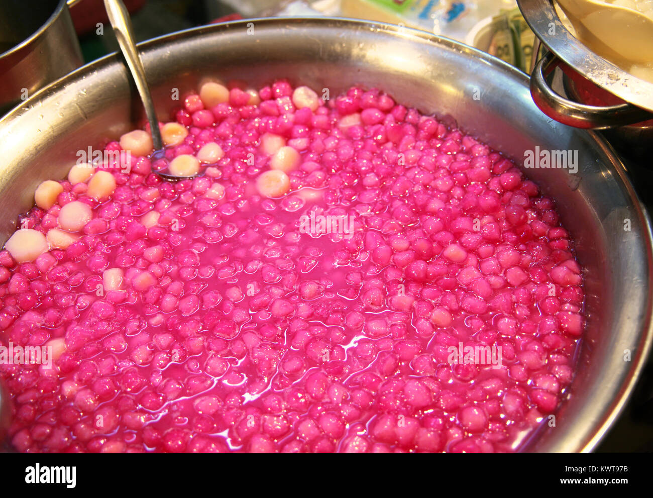 Boules de riz au lait de coco sucré, qui est un dessert Thaï appelée Bua Loy, Bangkok, Thaïlande. Banque D'Images