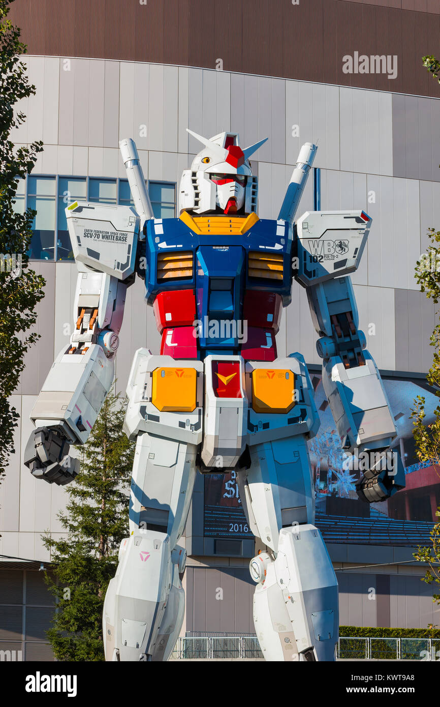 TOKYO, JAPON - 27 NOVEMBRE 2015 : Full-size Mobile Suit Gundam RG 1/1 RX-78-2 Ver. GFT à l'entrée principale de Diver City Plaza Tokyo - un centre commercial Banque D'Images