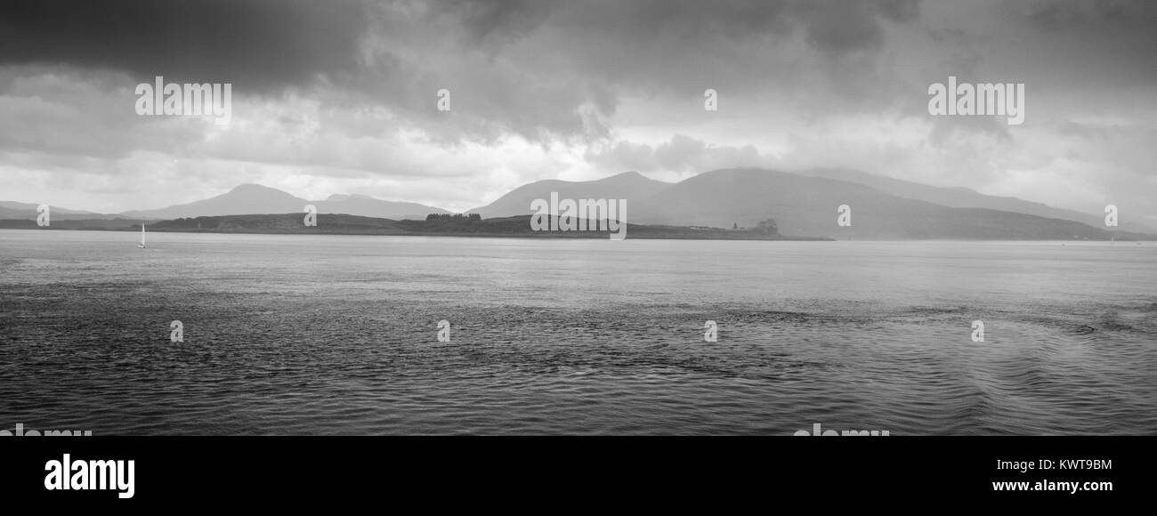 Les nuages de tempête rouler sur les montagnes de l'île de Mull des Hébrides à l'ouest des Highlands d'Écosse. Banque D'Images