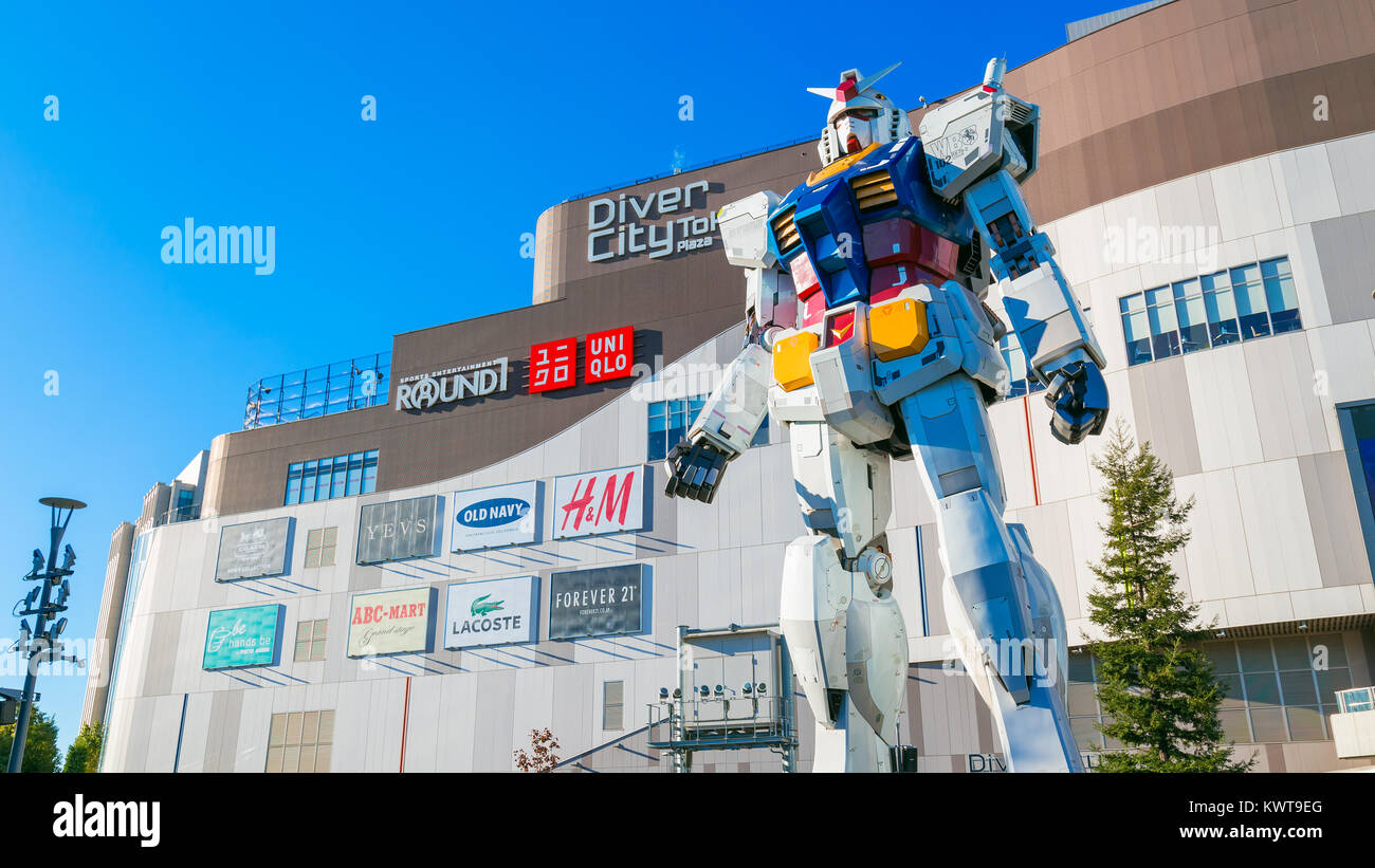 TOKYO, JAPON - 27 NOVEMBRE 2015 : Full-size Mobile Suit Gundam RG 1/1 RX-78-2 Ver. GFT à l'entrée principale de Diver City Plaza Tokyo - un centre commercial Banque D'Images