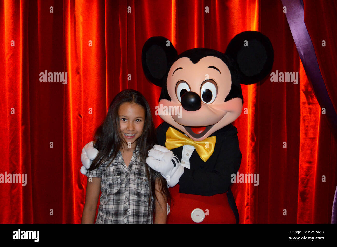 La souris de Mickey de faire l'une de ses poses en l'Rencontrez Mickey Mouse Disney pavilion dans Paris. Photo prise en juin 2013. Banque D'Images