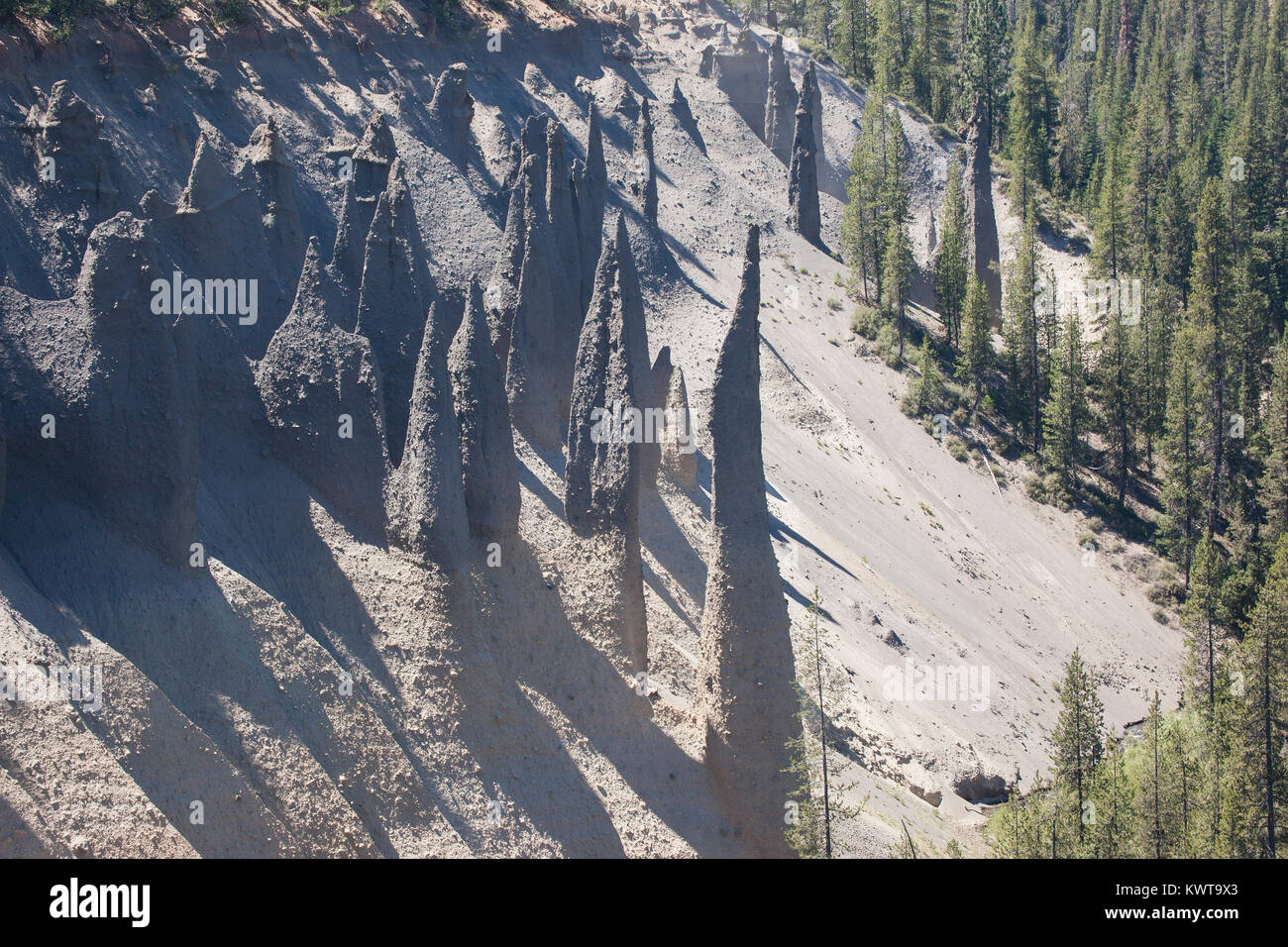 Les sommets de Crater Lake National Park. Les fossiles sont de grandes aiguilles fumerolles. Banque D'Images
