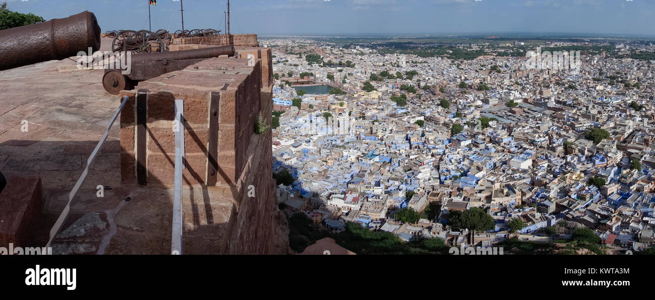 Cityscape Panorama view de Jodhpur (la ville bleue) de cannon Meherangarh Fort bordée d. Banque D'Images