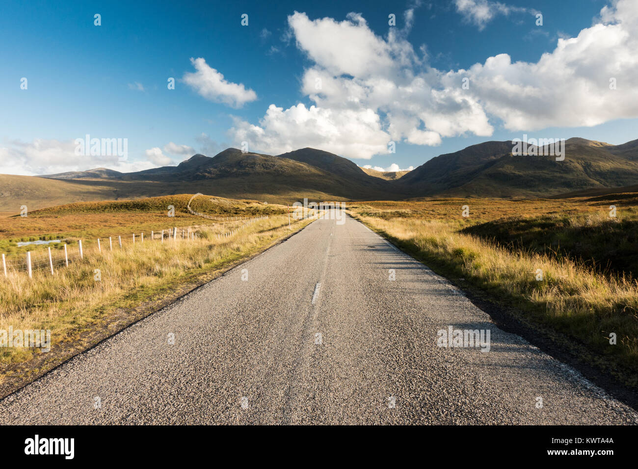 L'A832 'Destitution Road' court à travers la lande de la Fain vers les montagnes de Fannich forêt dans le nord-ouest des Highlands d'Écosse. Banque D'Images