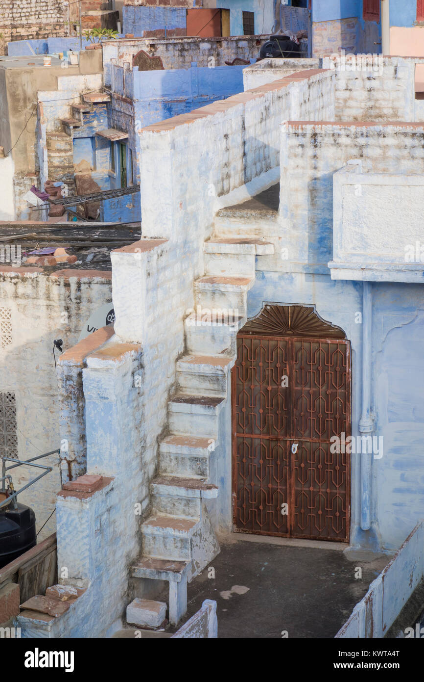 Hasard fouillis de bâtiments à Jodhpur (la ville bleue) ont parfois les œuvres de l'artiste MC Escher. Banque D'Images