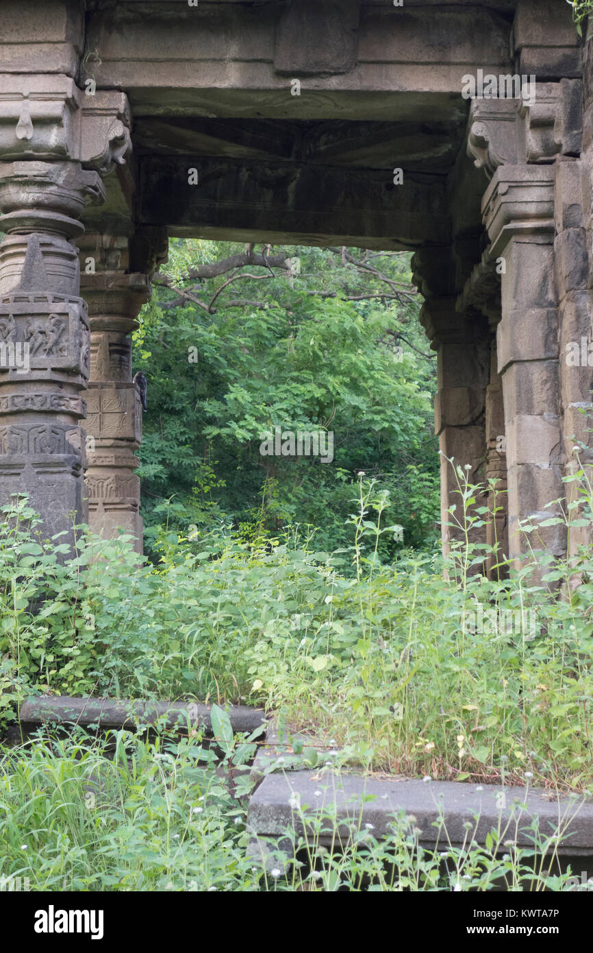 Vide, couverte de végétation temple sur les rives du lac Lonar au Maharashtra, Inde. Banque D'Images