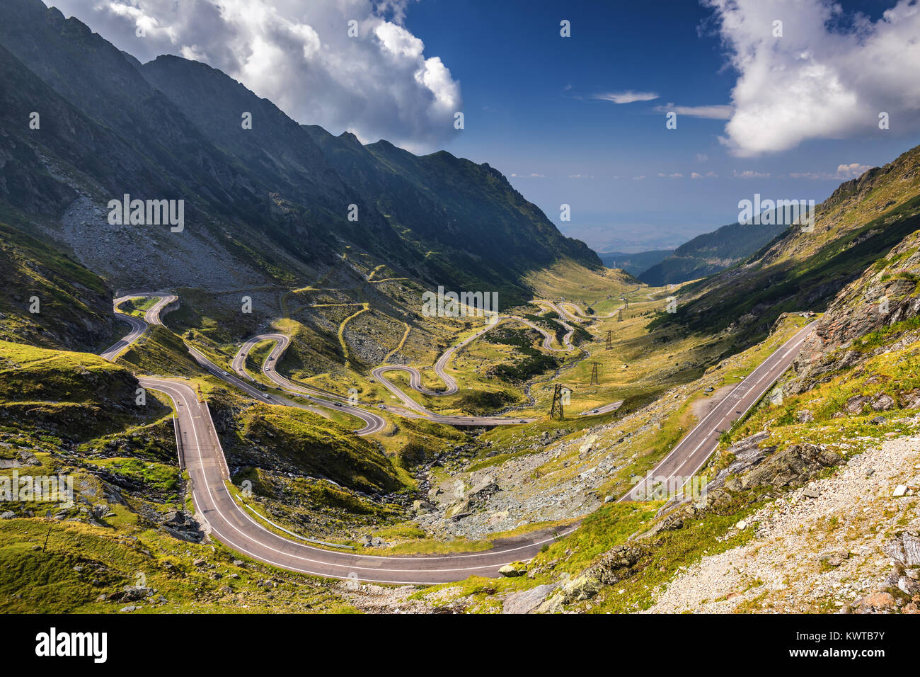 Transfagarasan pass en été. Traversant montagnes des Carpates en Roumanie, Transfagarasan est un des plus spectaculaires des routes de montagne dans le monde. Banque D'Images