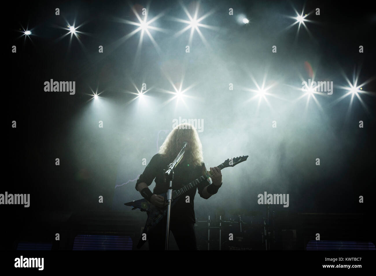 Le groupe de thrash metal américain Megadeth effectue un concert live au festival de heavy metal danois Copenhell 2016 à Copenhague. Ici guitariste et chanteur Dave Mustaine est vu sur scène. Le Danemark, le 24/06 2016. Banque D'Images Le groupe de thrash metal américain Megadeth effectue un concert live au festival de heavy metal danois Copenhell 2016 à Copenhague. Ici guitariste et chanteur Dave Mustaine est vu sur scène. Le Danemark, le 24/06 2016. Banque D'Images