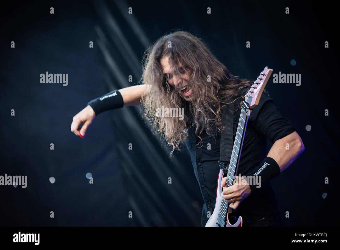 Le groupe de thrash metal américain Megadeth effectue un concert live au festival de heavy metal danois Copenhell 2016 à Copenhague. Ici le guitariste Kiko Loureiro est vu sur scène. Le Danemark, le 24/06 2016. Banque D'Images Le groupe de thrash metal américain Megadeth effectue un concert live au festival de heavy metal danois Copenhell 2016 à Copenhague. Ici le guitariste Kiko Loureiro est vu sur scène. Le Danemark, le 24/06 2016. Banque D'Images