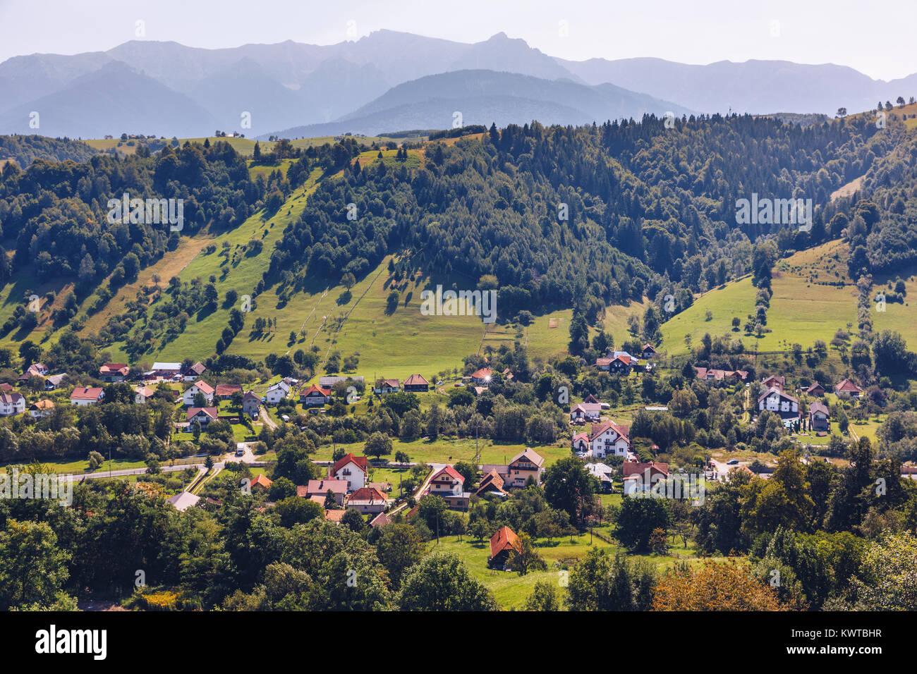 Alpine d'été Transylvanie Monument, paysage avec des champs verts et des vallées, les montagnes Piatra Craiului, Carpates, Transylvanie, Roumanie, Euro Banque D'Images