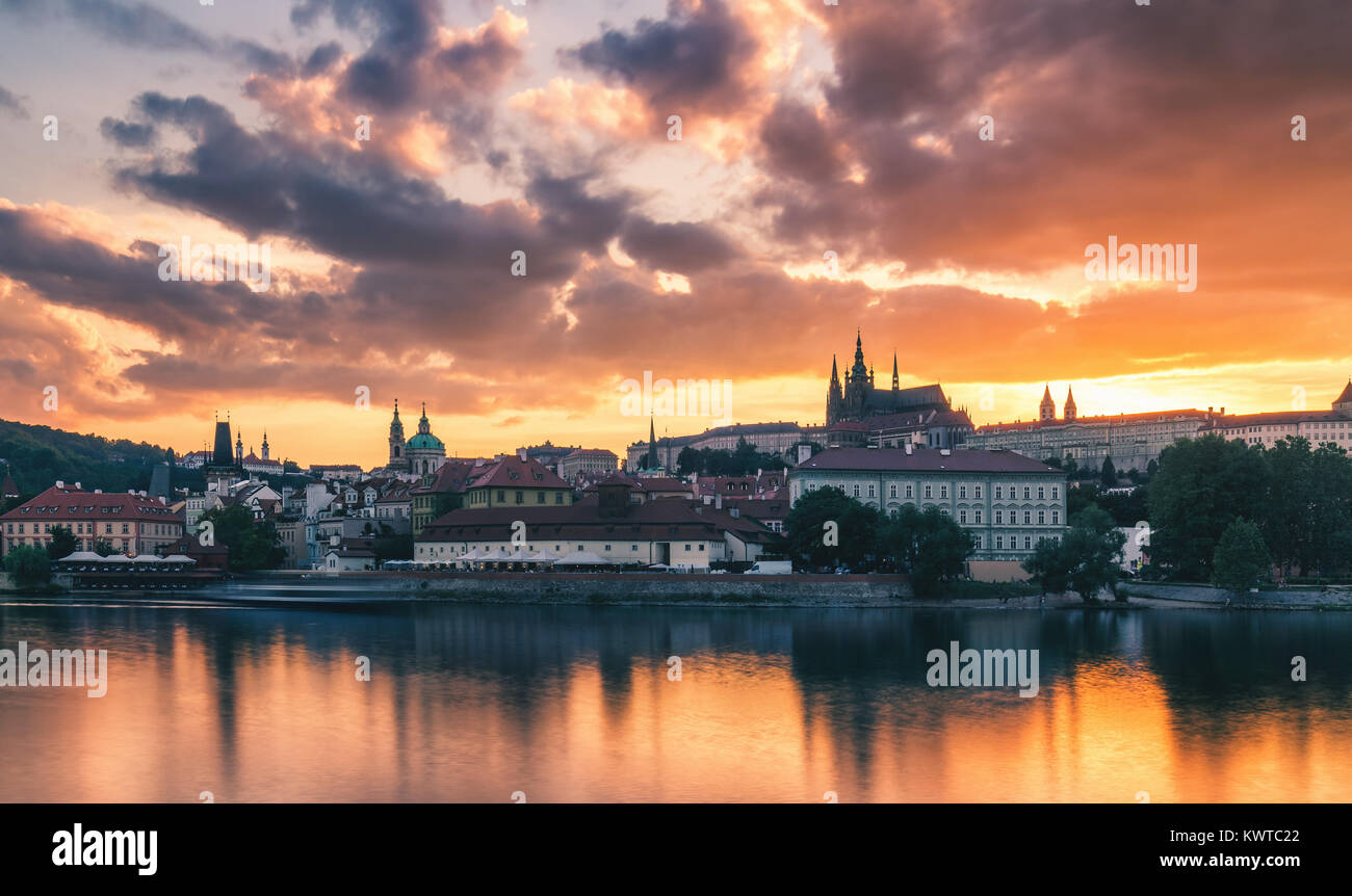La vieille ville de Prague, y compris le château de Prague dans l'arrière-plan, l'un des plus célèbres monuments de Prague au coucher du soleil avec ciel dramatique. Banque D'Images