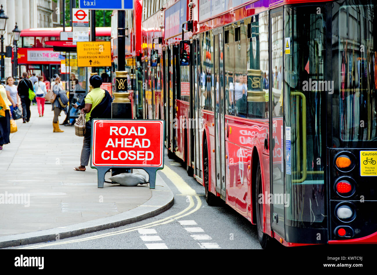 Londres, Angleterre, Royaume-Uni. Mise en file d'autobus à Whitehall en raison de route fermée de l'avant Banque D'Images